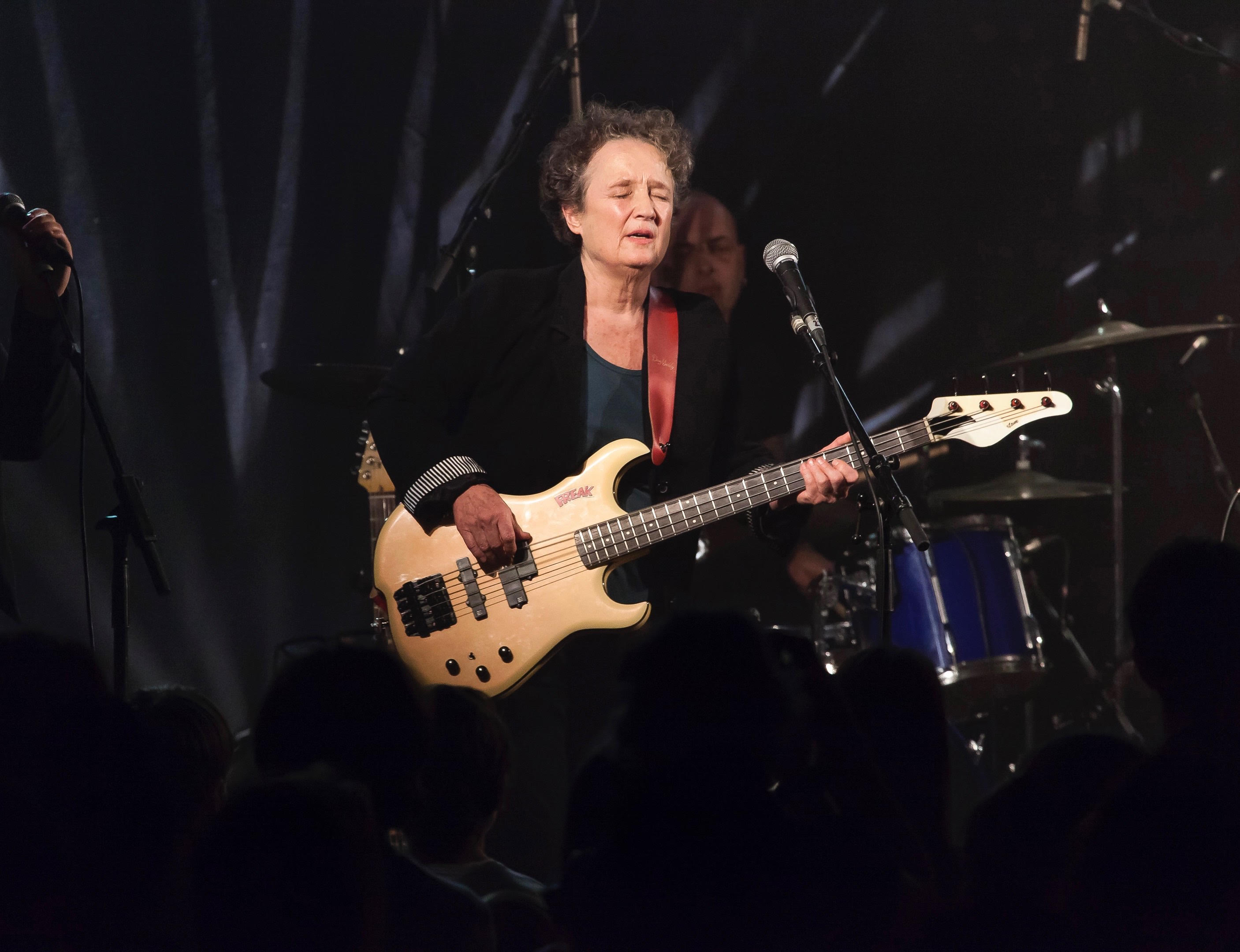 Corine – Bassiste de Téléphone